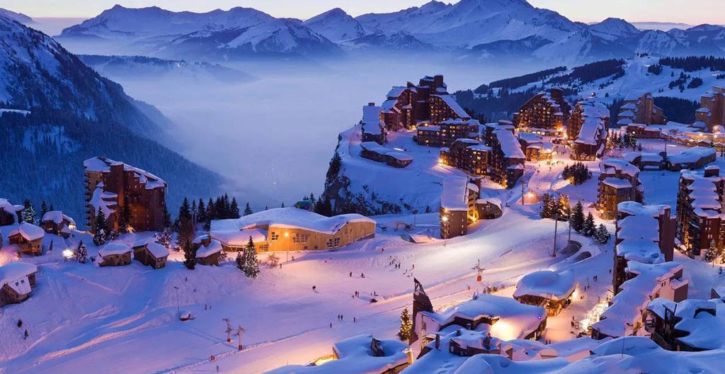 Hôtel montagnard de Morzine avec architecture chalet bois en premier plan et télécabine visible à proximité immédiate, skieurs marchant de l'hôtel vers les remontées mécaniques