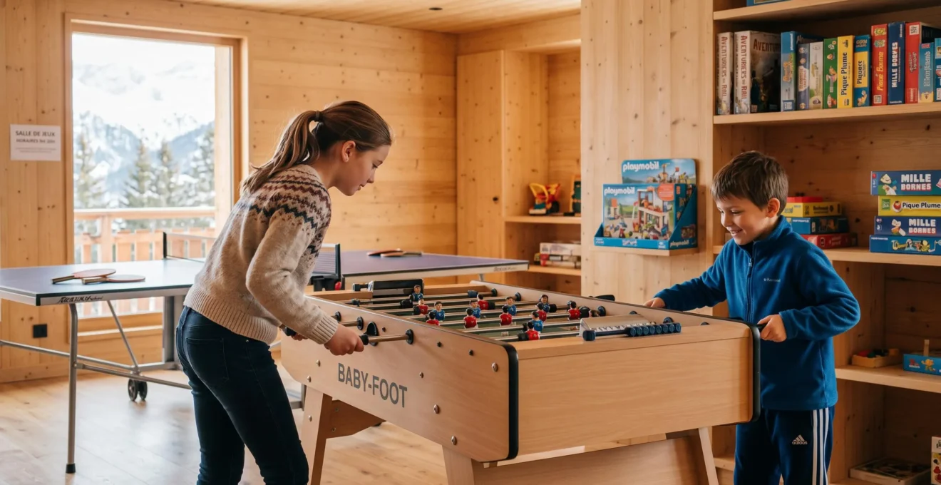 Enfants jouant au babyfoot dans une salle de jeux spacieuse d'hôtel montagnard, avec table de ping-pong, jeux de société et vue sur les montagnes par la fenêtre