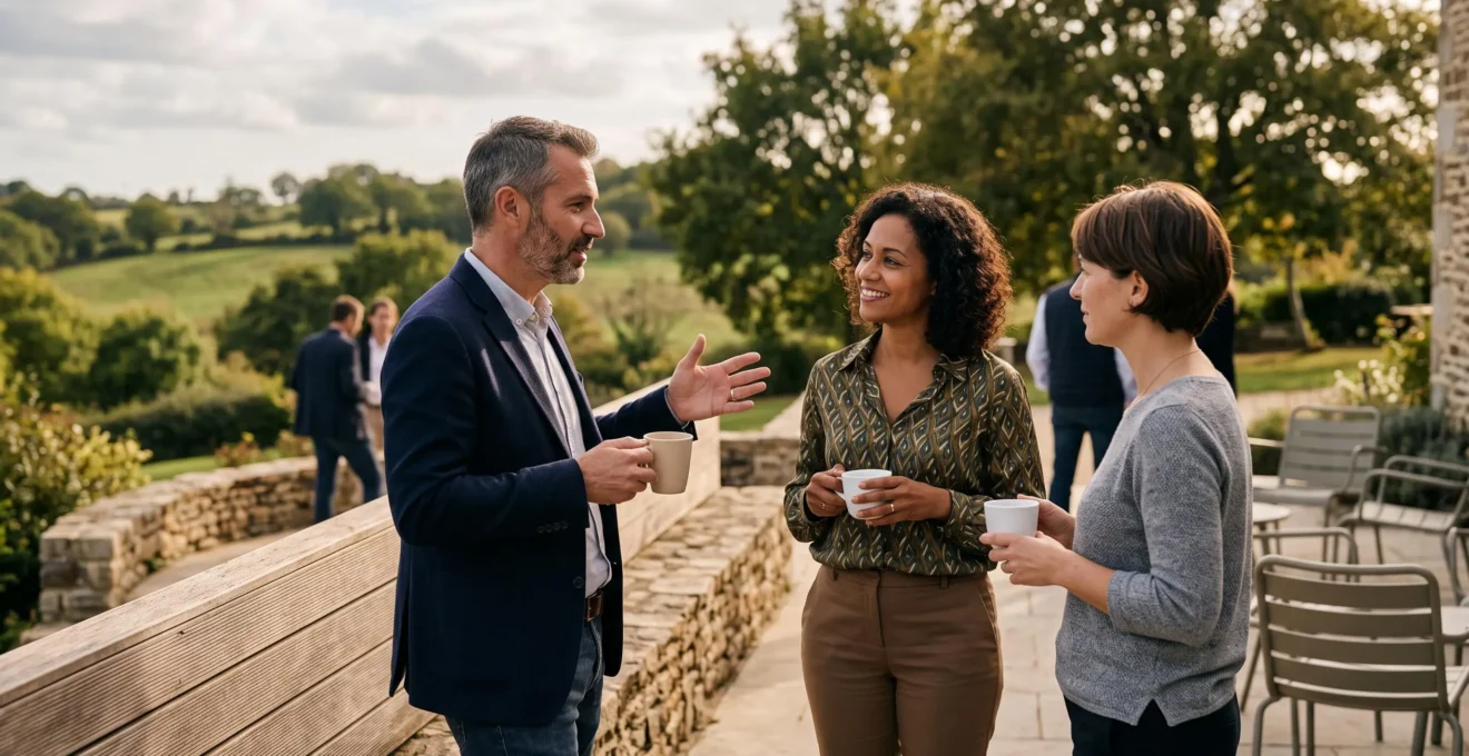 Professionnels en pause café sur la terrasse d'un lieu de séminaire avec paysage vendéen en arrière-plan